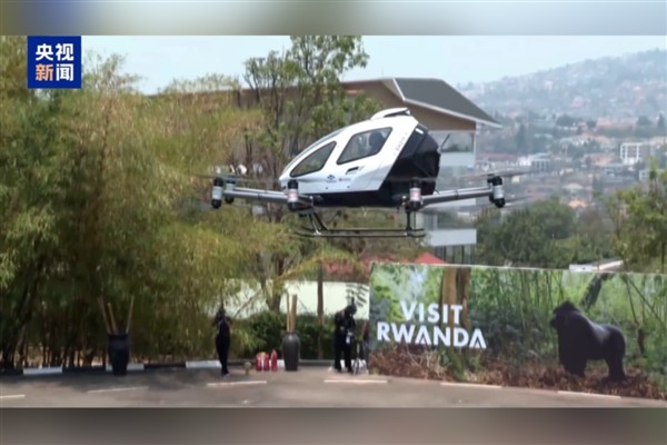 Çin’in yolcu taşıyan elektrikli pilotsuz hava aracı Ruanda’da sergilendi
