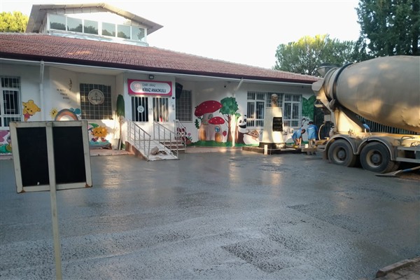 İzmir'de yeni dönem öncesi okulları yeniledi