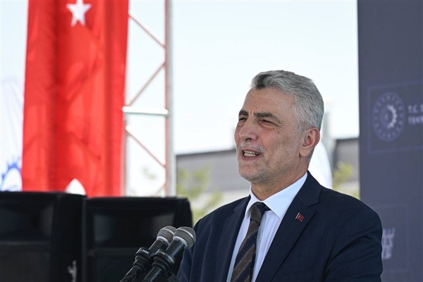 Bakan Bolat milli takımları kutladı