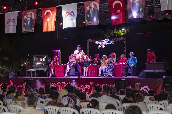 "Ankara Gazinosu" Mersin'de izleyicilerle buluştu